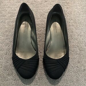 Bandolino black satin ballet flats size 6